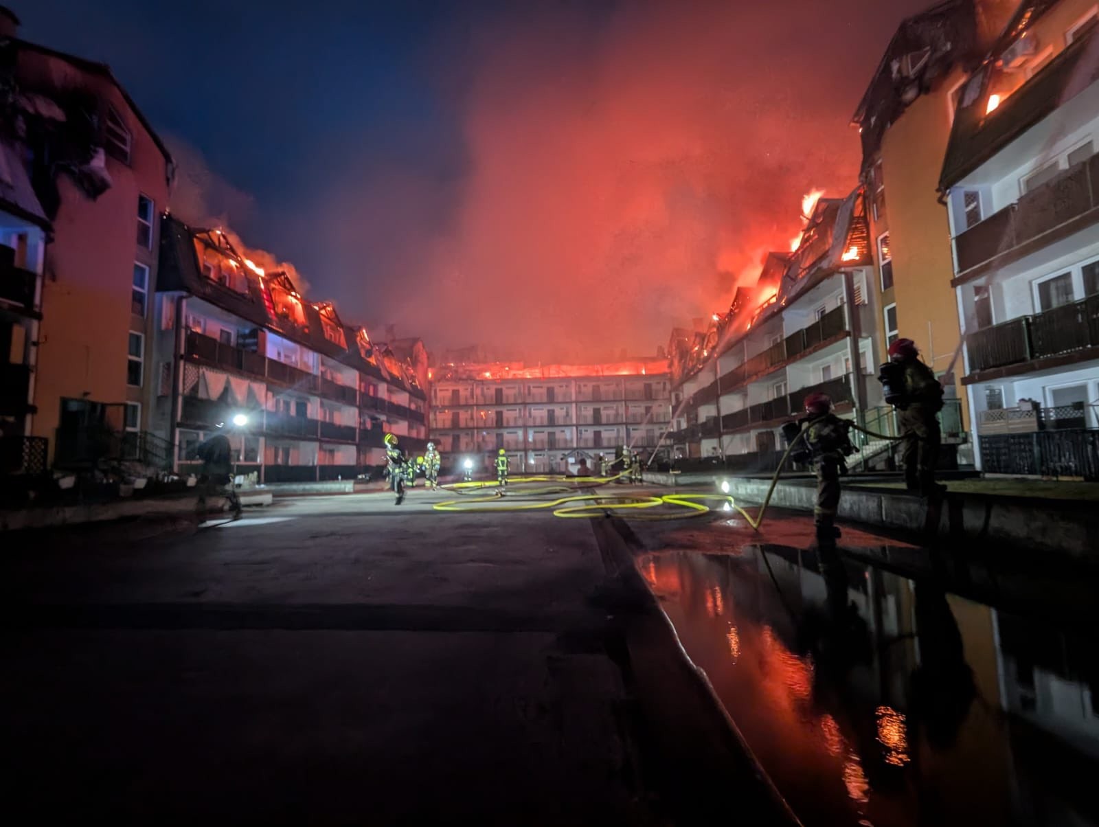 Pożar poddasza na osiedlu w Ząbkach