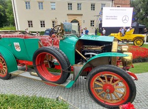 Od aut z XIX w. przez jedyne w Polsce zabytkowe Bugatti po najnowsze Lamborghini: kilkaset klasyków na Zamku Topacz