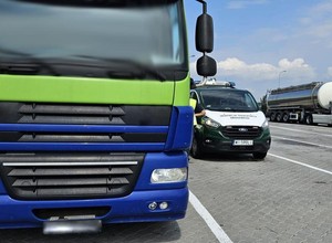 Jeden zapewne pił podczas jazdy, drugi po pijaku ruszył w trasę. Tym razem udało się uniknąć tragedii