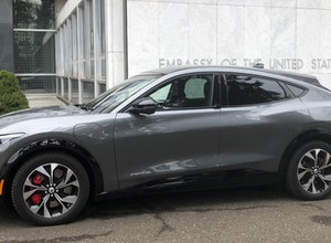 Ambasada USA w Warszawie pochwaliła się nowym samochodem
