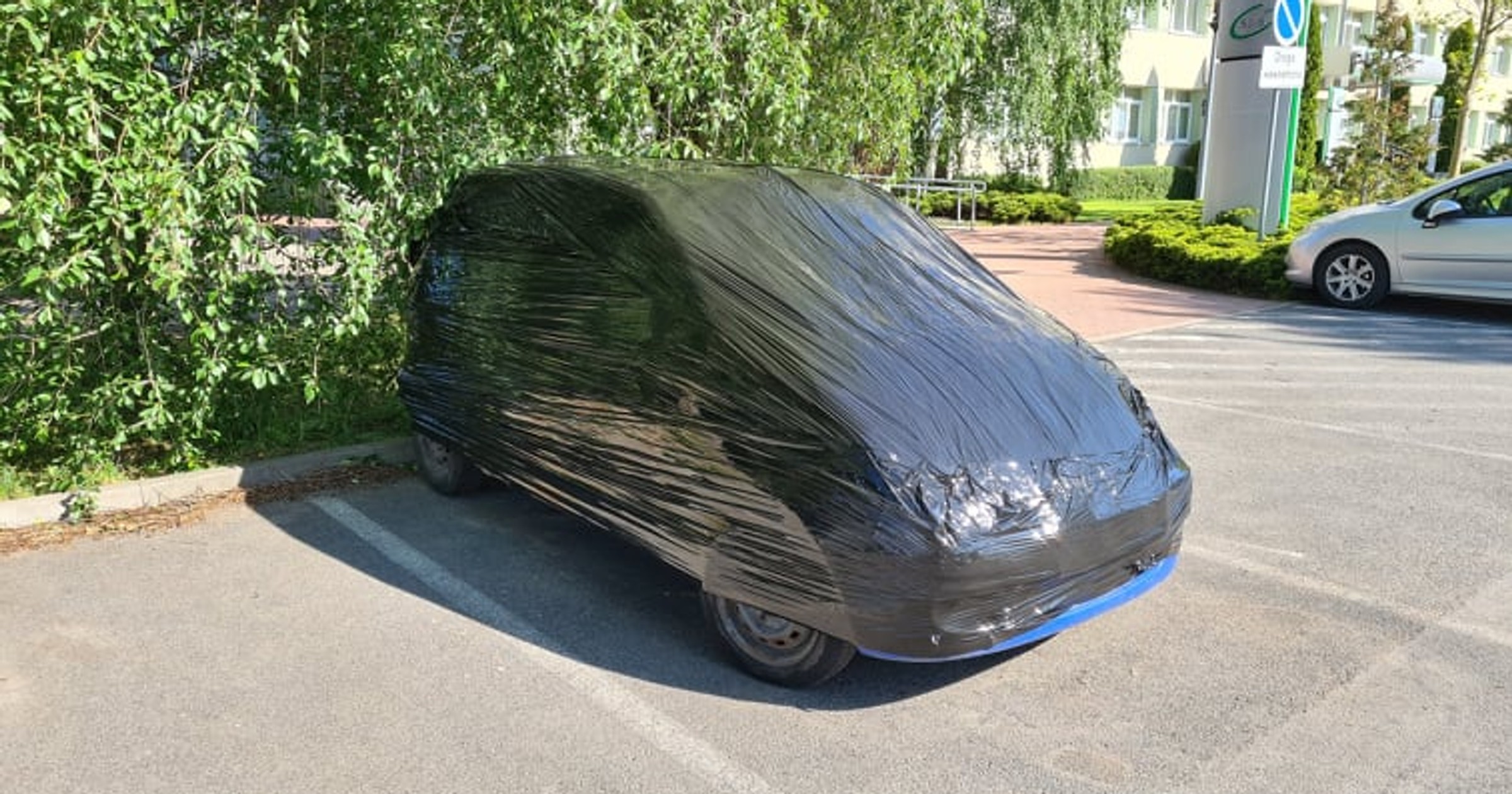 Zafoliowany samochód stał na parkingu komunalnym kilka miesięcy / Fot. Artur Kosonowski (archiwum prywatne)