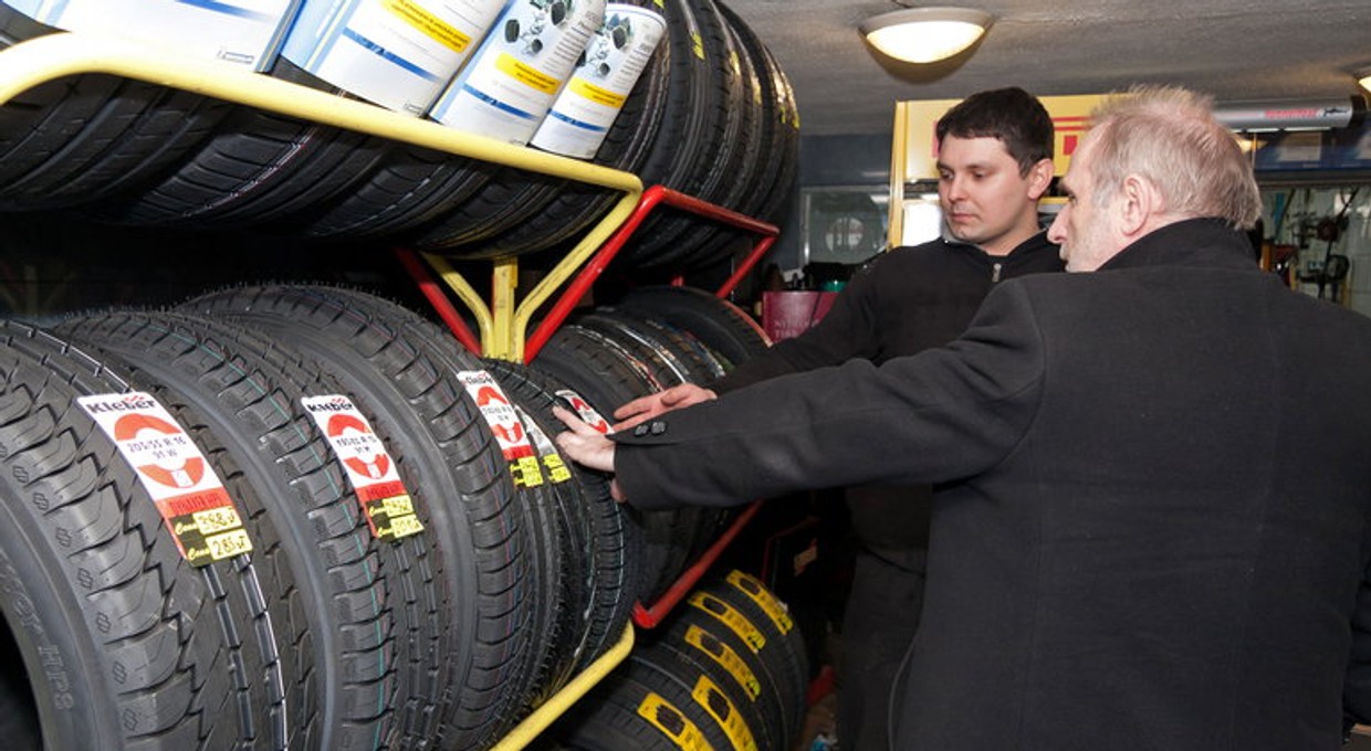 Jak bezpiecznie oszczędzać na oponach?