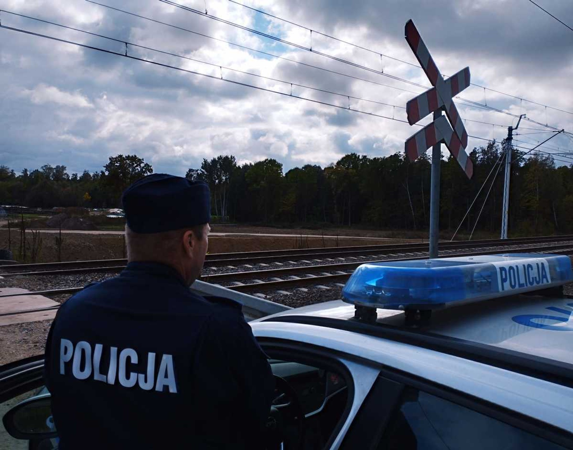 Podlascy policjanci przeprowadzili akcję, podczas której kontrolowali zachowania kierowców w rejonie przejazdów kolejowych