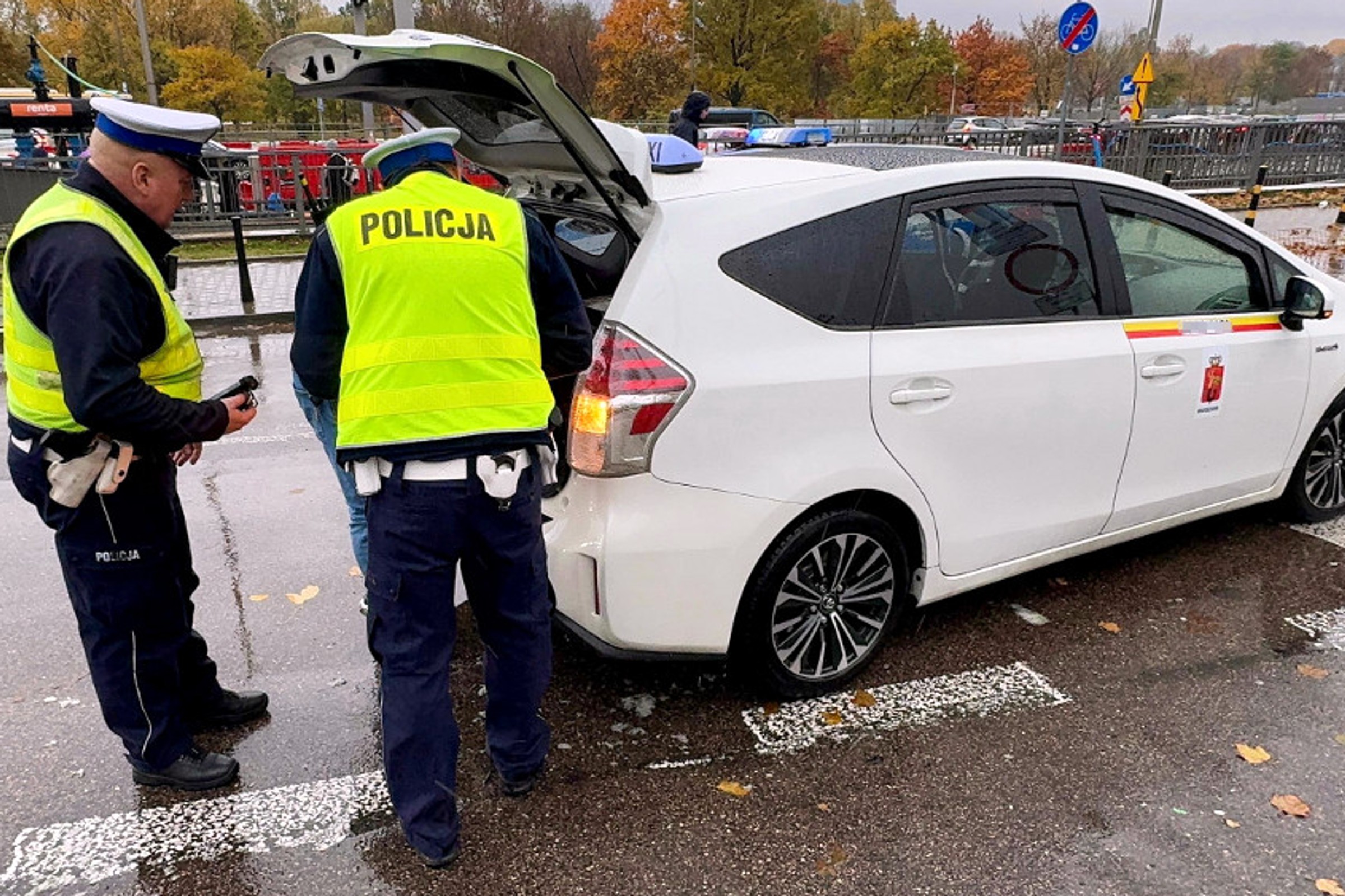 Cyrk w Poznaniu. Pasażerka taksówki udawała policjantkę, żeby zdążyć na pociąg [WIDEO]