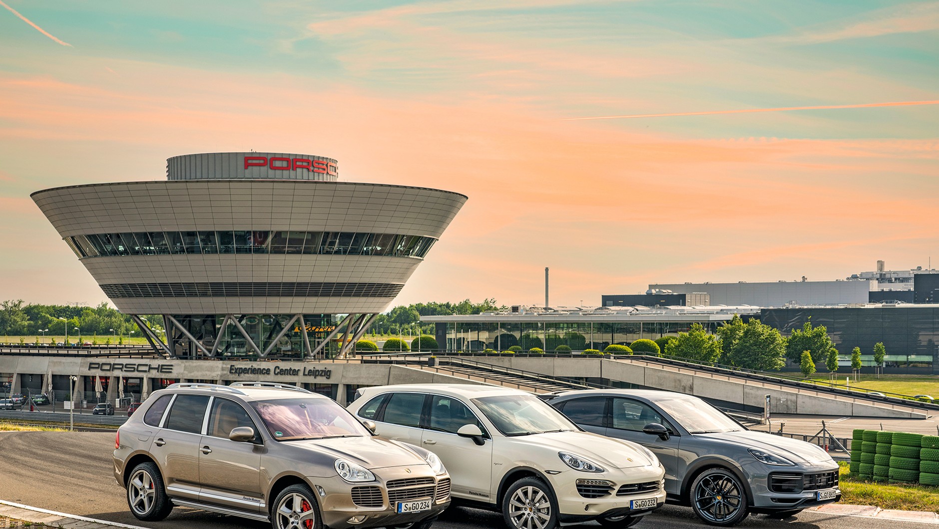 Trzy generacje Cayenne’a na jednym obrazku. Pierwsza jeszcze wywoływała kontrowersje, ale te czasy dawno minęły i SUV Porsche znalazł wielu entuzjastów. W ciągu 20 lat sprzedano grubo ponad milion egzemplarzy tego modelu