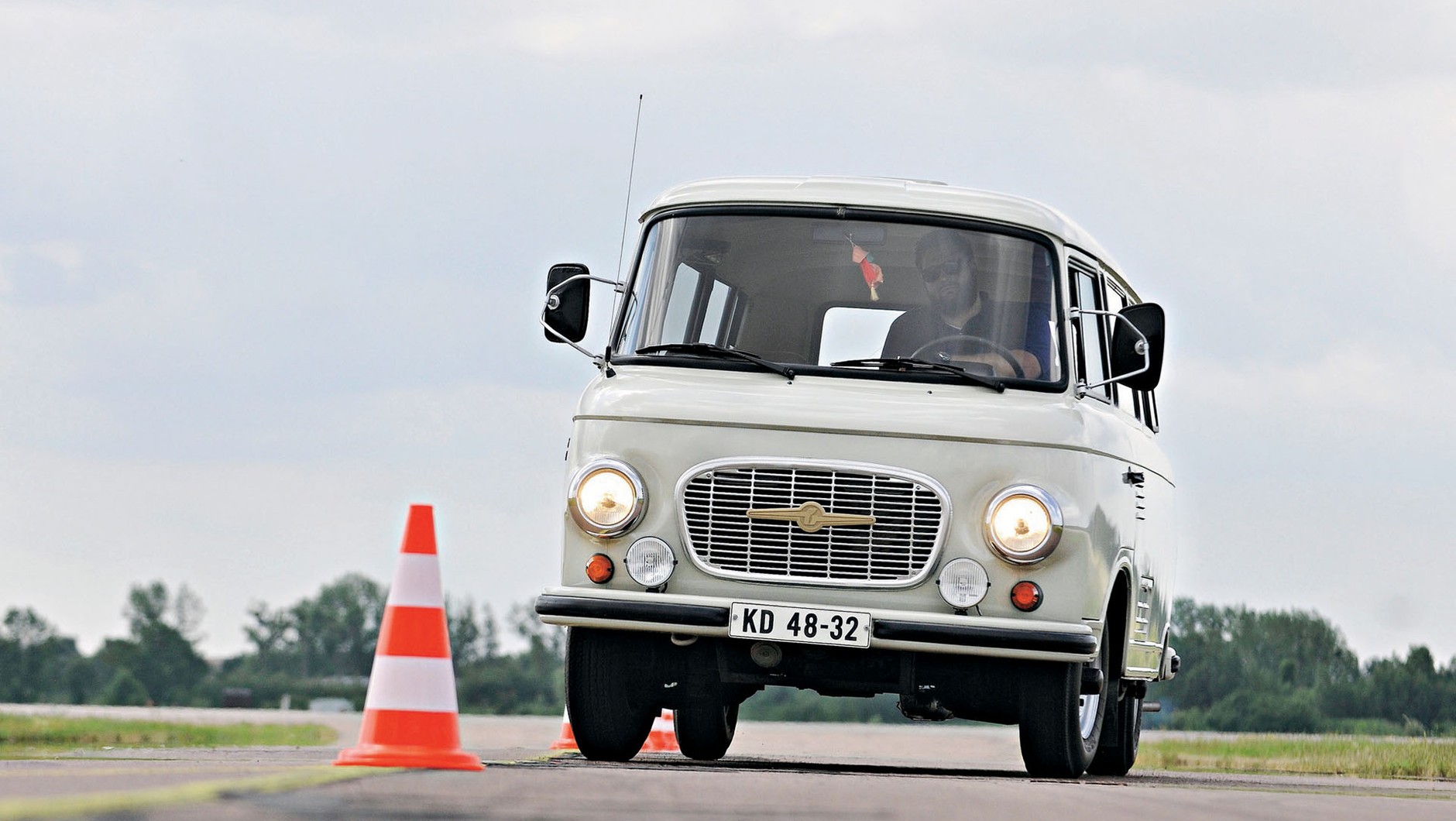 Ach, gdyby nie ten dwusuw! Barkas jest ciekawie zaprojektowany i był podporą dla planowej gospodarki wschodnich Niemiec.