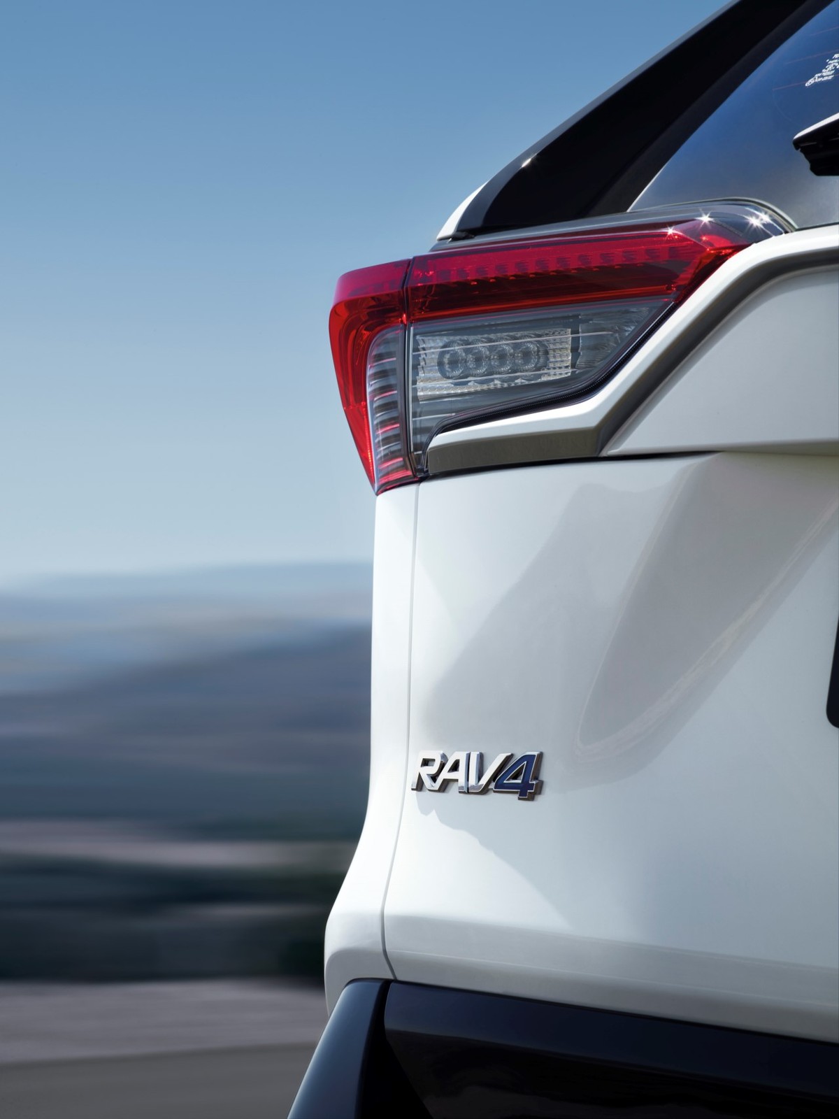 Toyota RAV4 Hybrid na Salonie Samochodowym w Paryżu