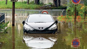 Co zrobić z zalanym autem?