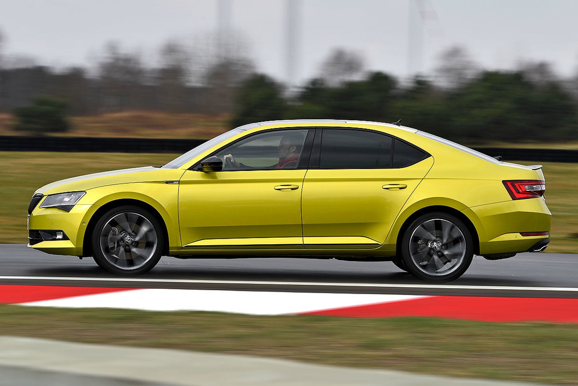 Skoda Superb kontra Opel Insignia - który daje więcej frajdy z jazdy?