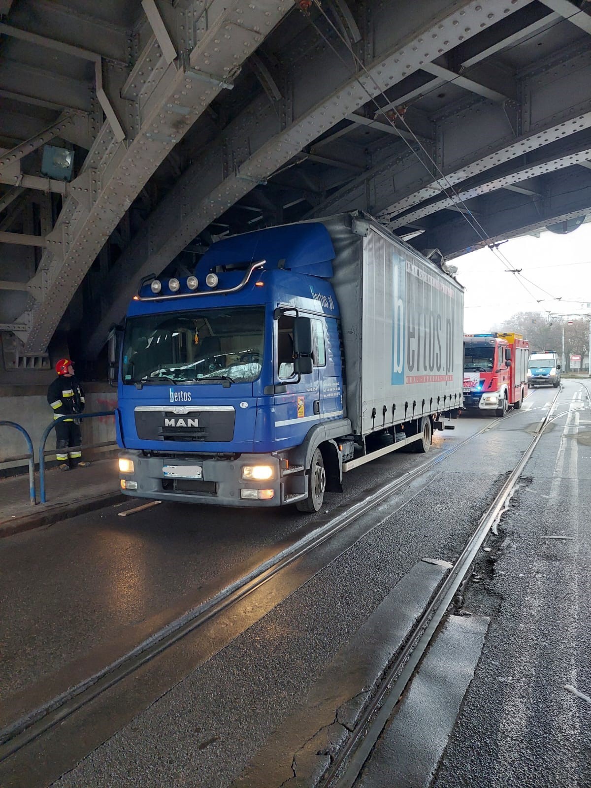 Ciężarówka nie zmieściła się pod wiaduktem