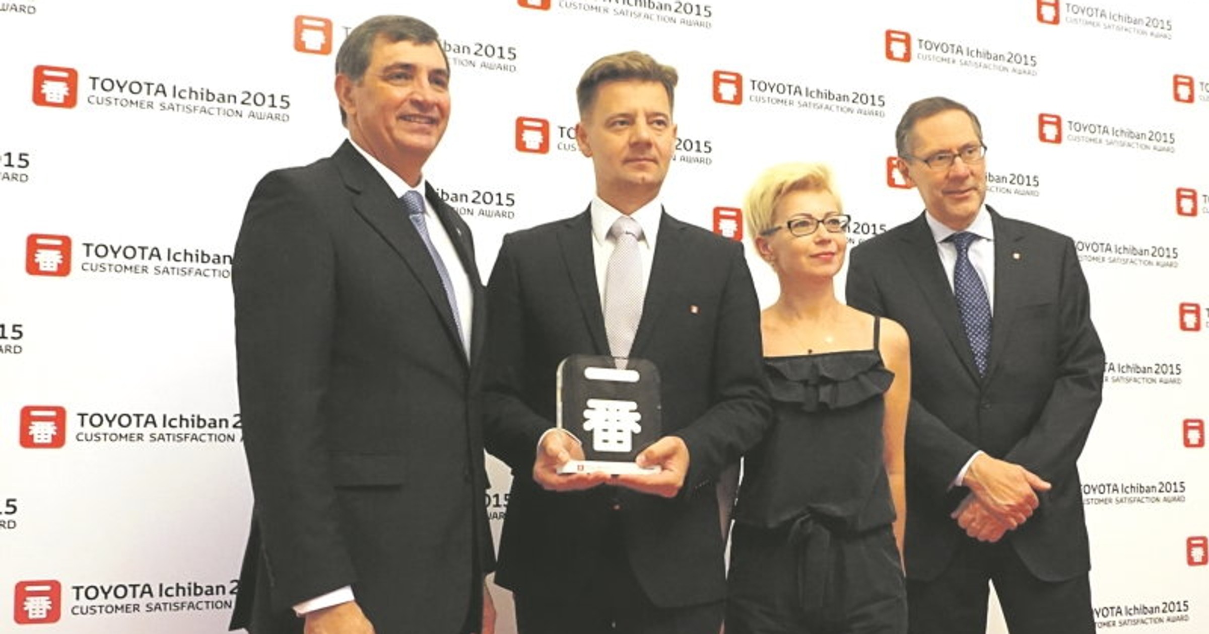 Od lewej: dr Johan van Zyl – prezes Toyota Motor Europe, Wojciech Jaworski – prezes firmy Jaworski Auto z żoną Grażyną Jaworską, Karl Schlicht – wiceprezes Toyota Motor Europe.