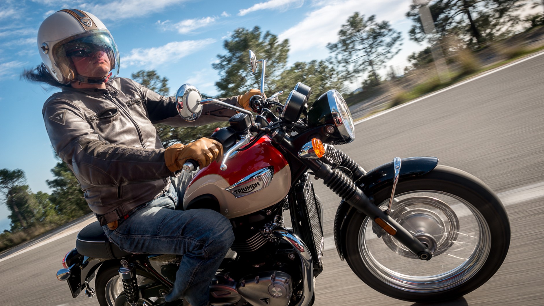 Triumph Bonneville T100 na drodze