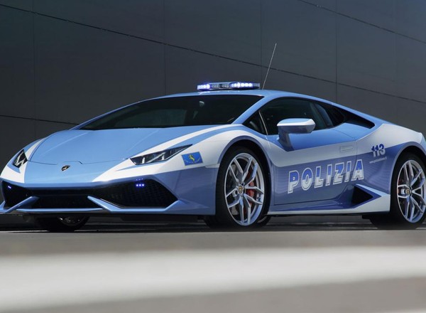 Policyjne Lamborghini ekspresowo przewiozło nerkę do przeszczepu [Wideo]