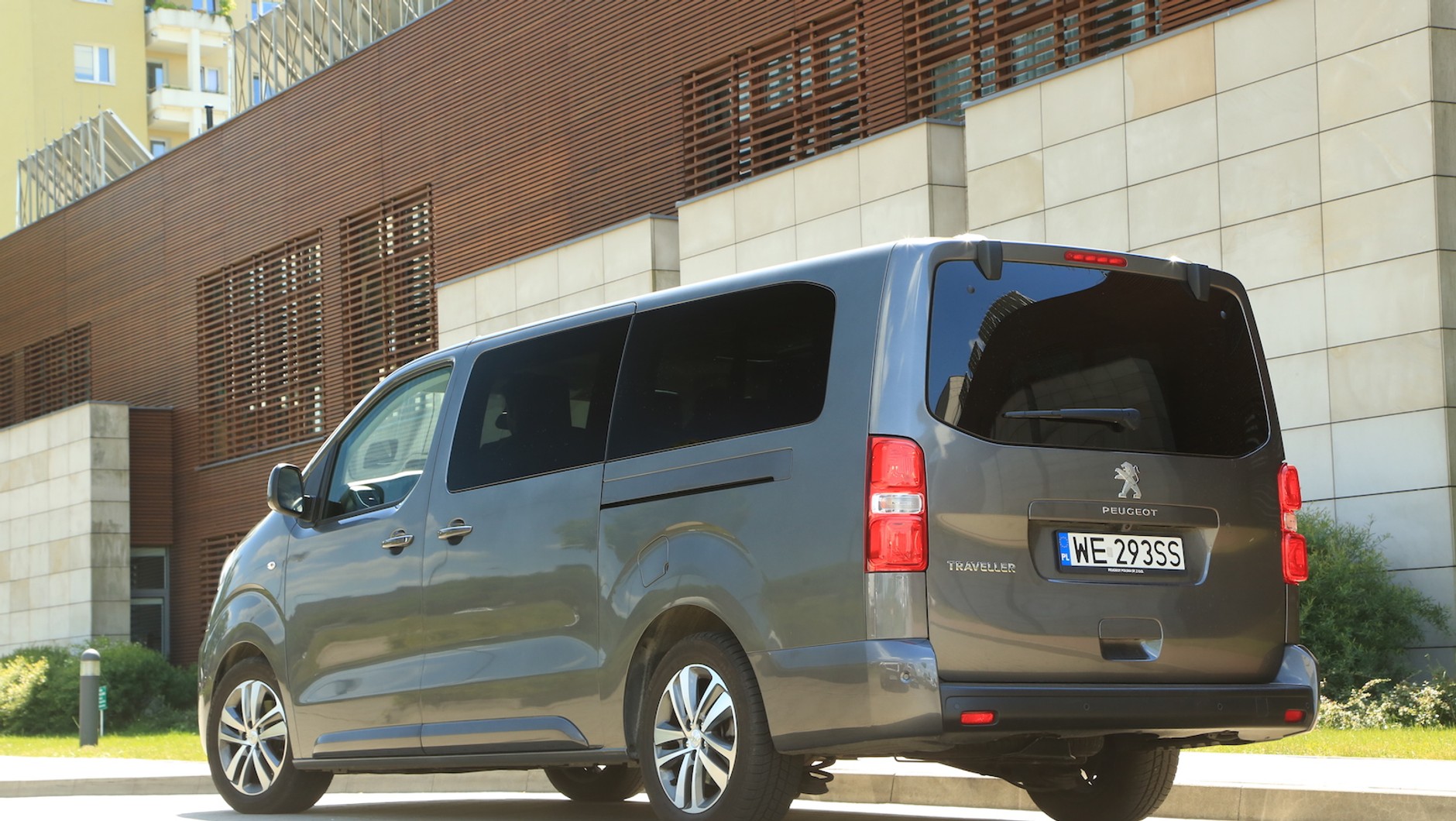 Peugeot Traveller: dawniej domyślnie jako diesel. Dziś jako... elektryk. Serio, ma to sens?