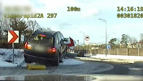 Wjechał na rondo i już z niego nie zjechał. Chciał pojechać na wprost