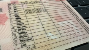 Każdy kierowca musi w Polsce wymienić prawo jazdy. Bezterminowe też. Wyjaśniamy