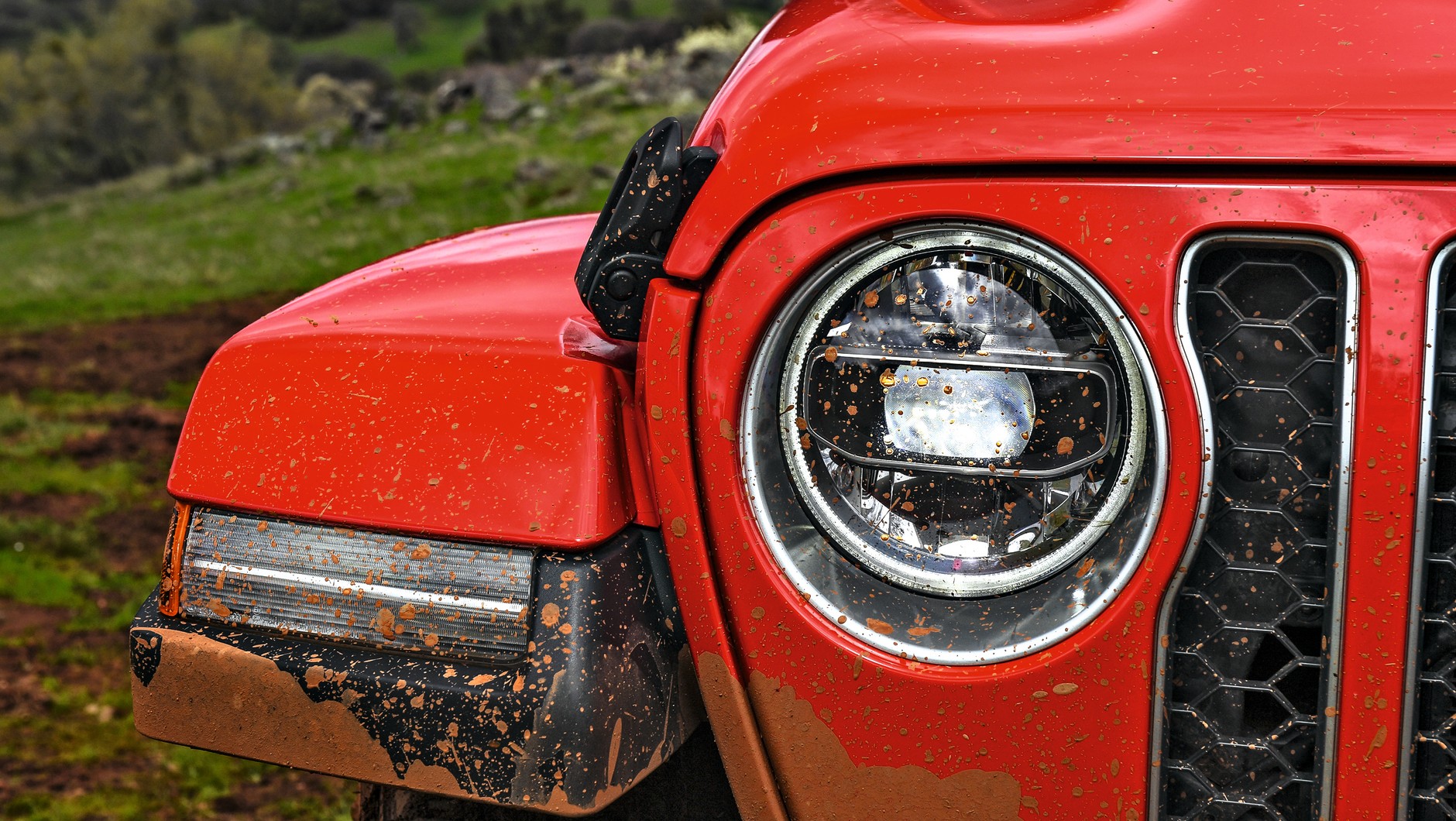 Jeep Gladiator: okrągłe przednie lampy i prostokątne tylne to znaki rozpoznawcze także tego Jeepa