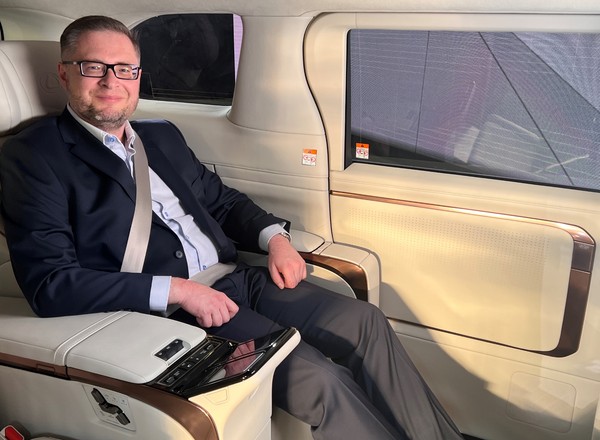Obejrzałem Lexusa LM. Czy luksus może być minivanem?