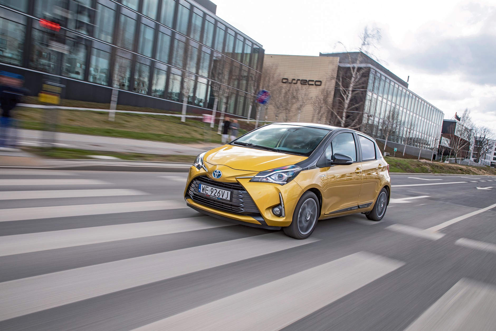 Yaris w wersji hybrydowej to niemal idealne auto do miasta. Czar pryska na autostradzie.