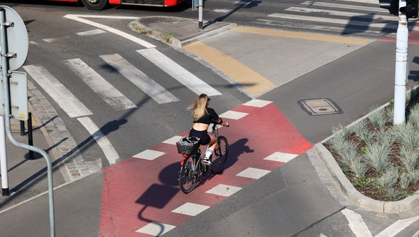 Pasy na drodze to nie zawsze przejścia dla pieszych. Sprawdź, kiedy masz pierwszeństwo