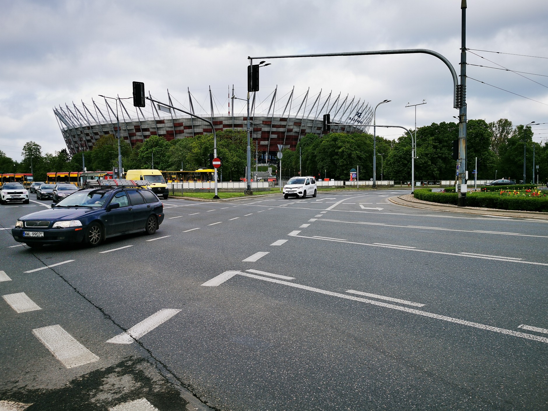 Na niektórych skrzyżowaniach o ruchu okrężnym pasy ruchu przecinają się w pobliżu wyspy