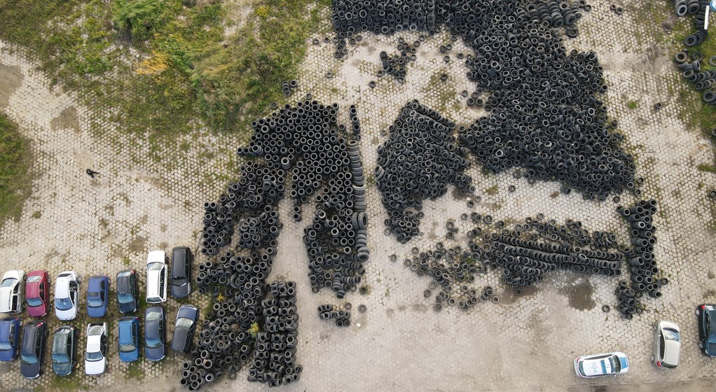 Hałdy zużytych opon na działce