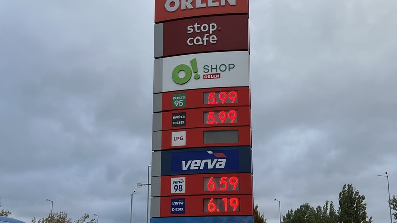 Na pylonach jeszcze 5,99 zł za litr, ale w hurcie już rośnie