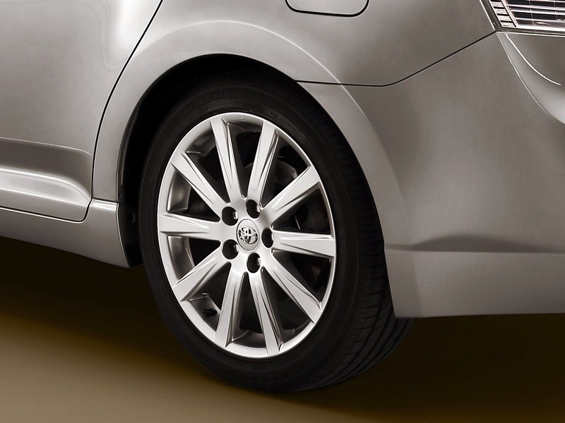 Paryż 2008: Toyota Avensis - nowe zdjęcia sedana i kombi