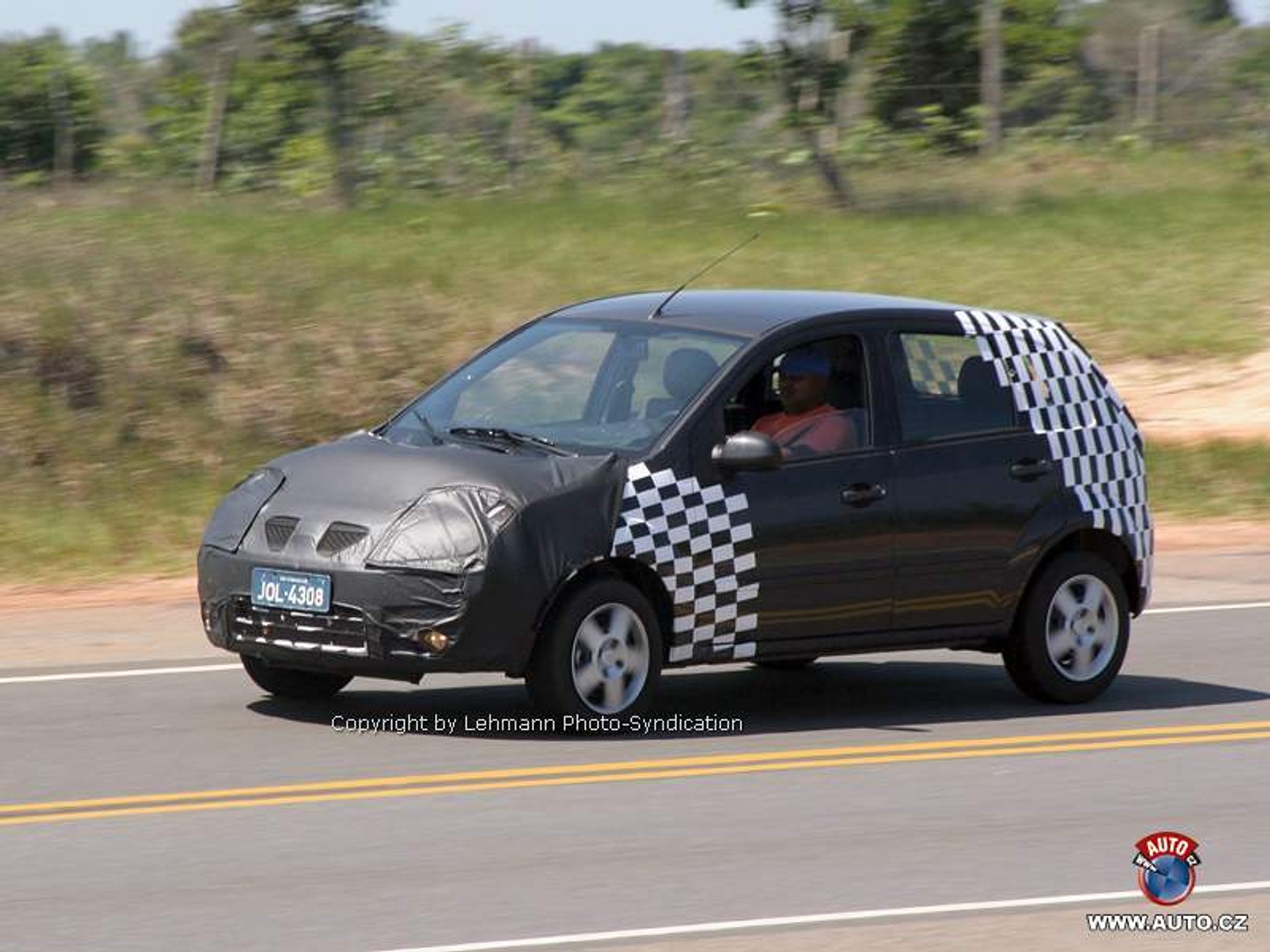 Zdjęcia szpiegowskie: nowy Ford Fiesta