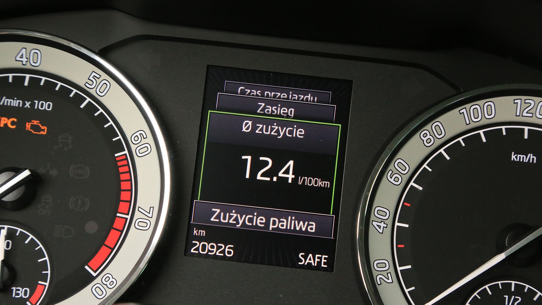Samochody benzynowe spełniające najnowszą normę Euro 6d-TEMP (nie wszystkie, ale wiele z nich) są wyposażone w filtry cząstek stałych. Obecnie nie można jeszcze wiele powiedzieć na temat trwałości tych rozwiązań w benzyniakach. Wysilone turbodoładowane motory benzynowe nie są jednak tak bezawaryjne, jak starsze i prostsze silniki, a koszty ich napraw nierzadko idą w tysiące złotych. Zużycie paliwa (a tym samym emisja CO²) jest wyższe o ok. 30 proc. niż w przypadku podobnej klasy i mocy samochodów z silnikami Diesla. Szczególnie w przypadku wysilonych jednostek o niewielkiej pojemności skokowej styl jazdy ma ogromny wpływ na zużycie paliwa – wykorzystywanie pełni osiągów auta nadspodziewanie dużo kosztuje. Zasięg samochodu benzynowego jest krótszy niż w przypadku diesli. Pocieszające jest, że ostatnio benzyna kosztuje mniej niż ON.