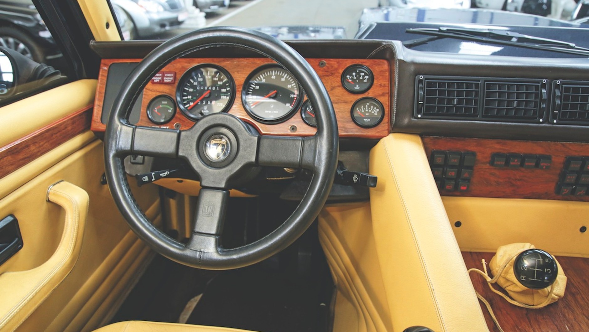 Lamborghini-LM0025