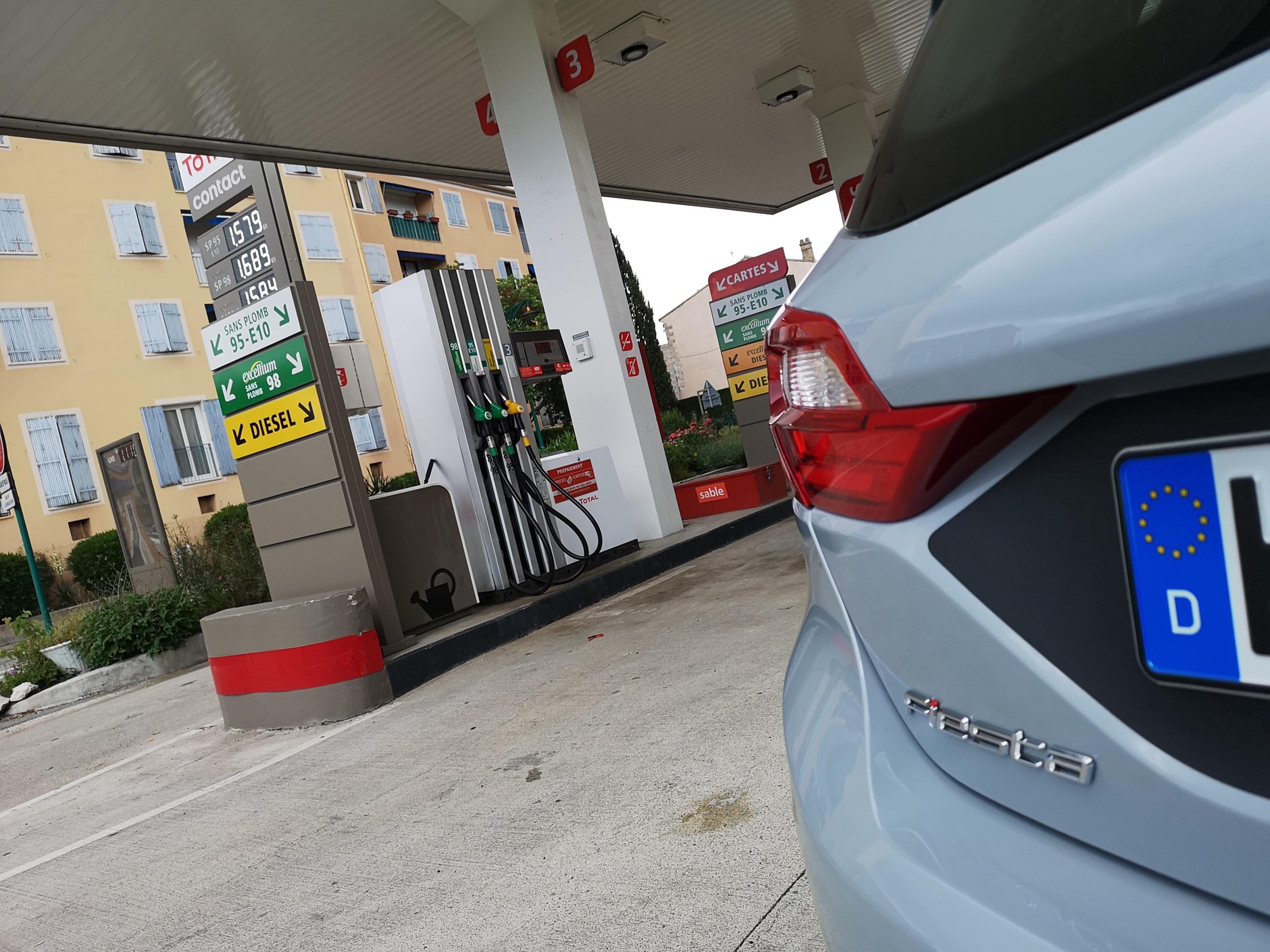 Stacja paliw we Francji