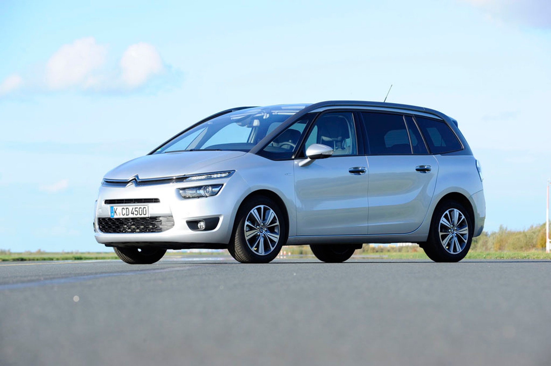 Citroen C4 Grand Picasso wygląda dość niecodziennie, ale jest pełny ciekawych rozwiązań. Lepiej postawić na diesla