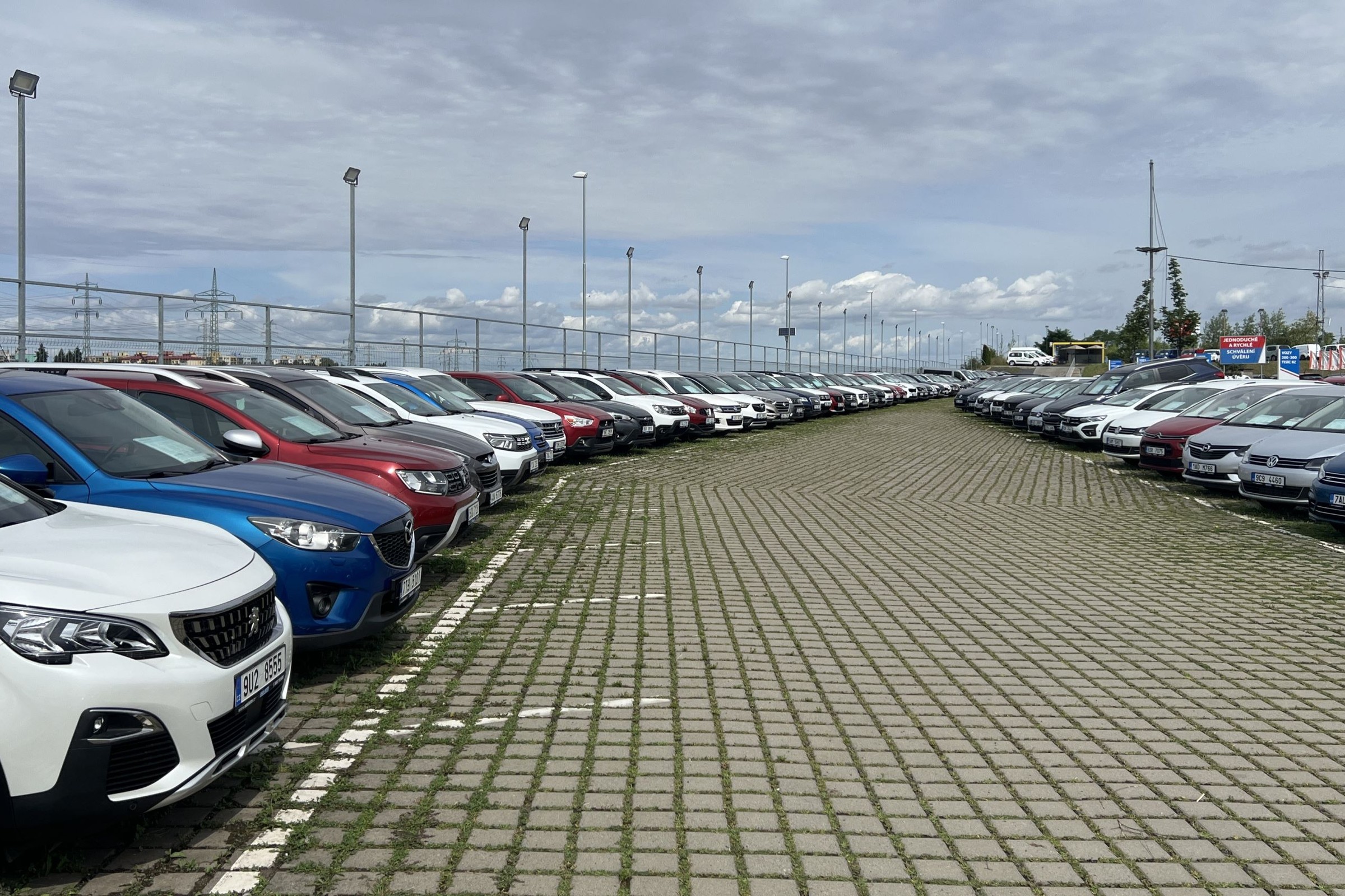 Sprzedajesz auto? Uważaj na te pułapki. Oszuści starają się wpędzić na w pułapkę i tracimy auto