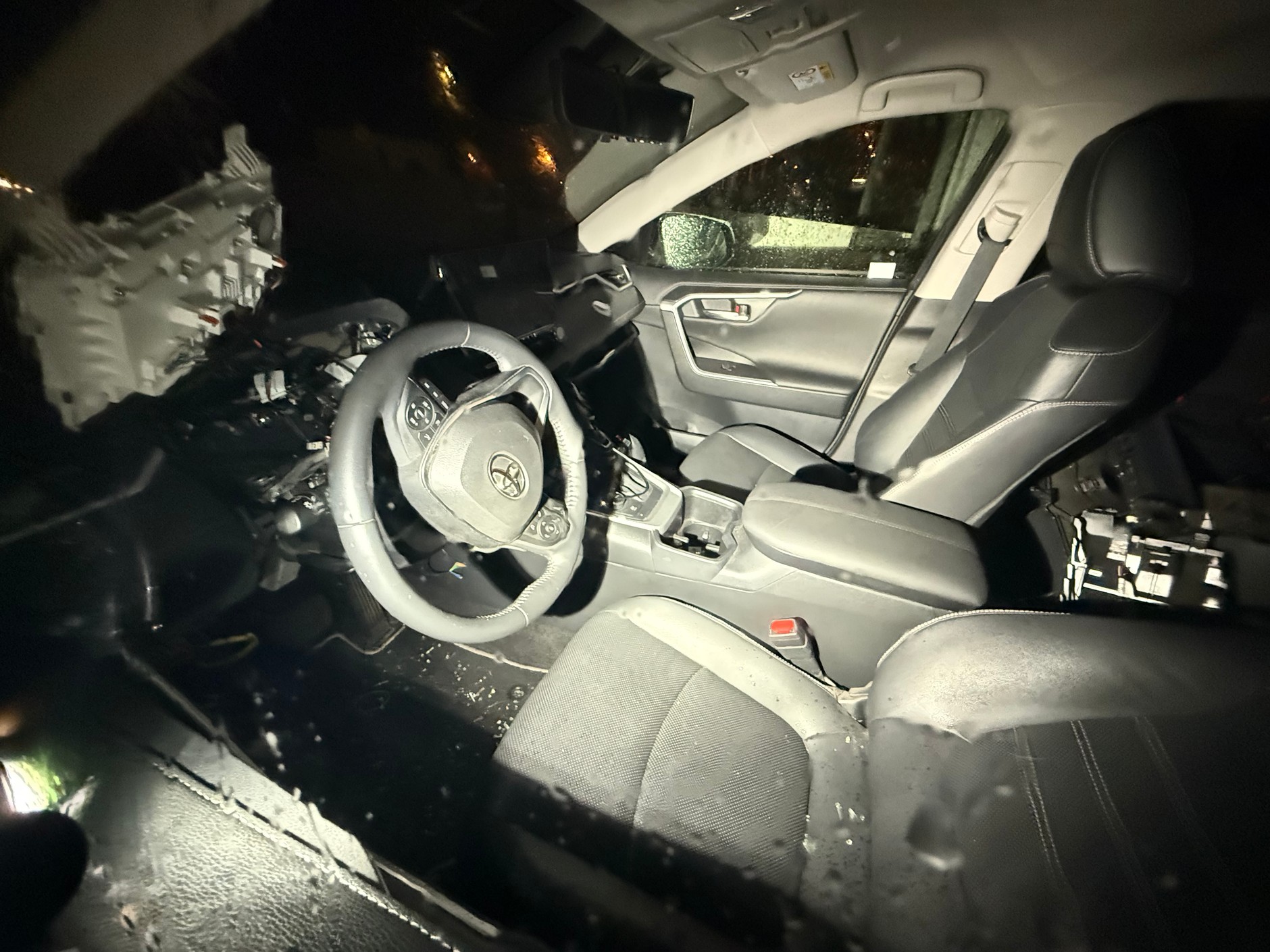 Samochód po nieudanej próbie kradzieży. Immobilizer zatrzymał złodzieja, ale zniszczenia są poważne