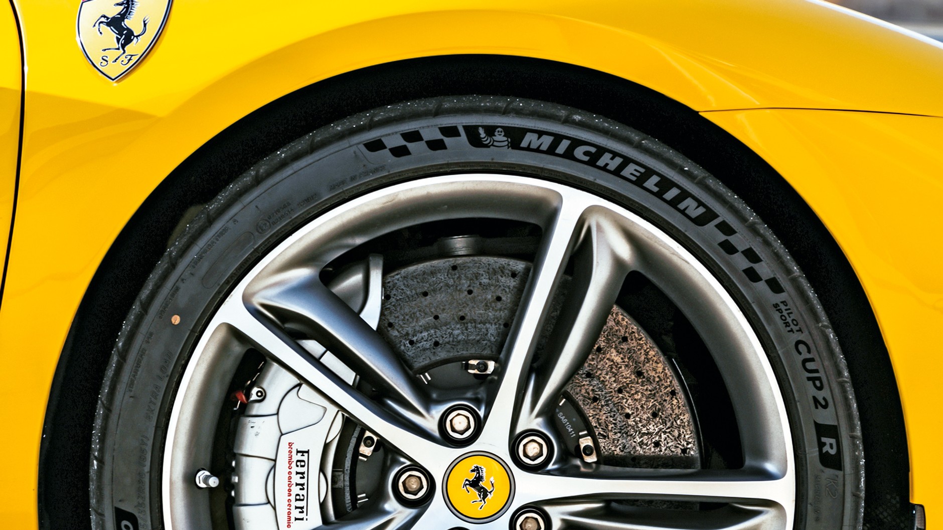 ABS Evo w Ferrari 296 GTB daje lepsze wyczucie karbonowych hamulców. Opcjonalnie: opony Michelin Cup 2 R