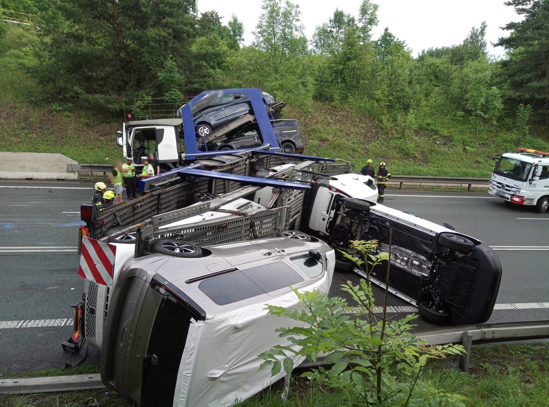 W pobliżu miejscowości Vysokov przewróciła się laweta przewożąca samochody — po wypadku zablokowana była droga z Czech w stronę przejścia granicznego z Polską