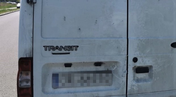 Dostawczy Ford w 30 minut musiałby pokonać 140 km. Policjanci nie wierzyli własnym oczom