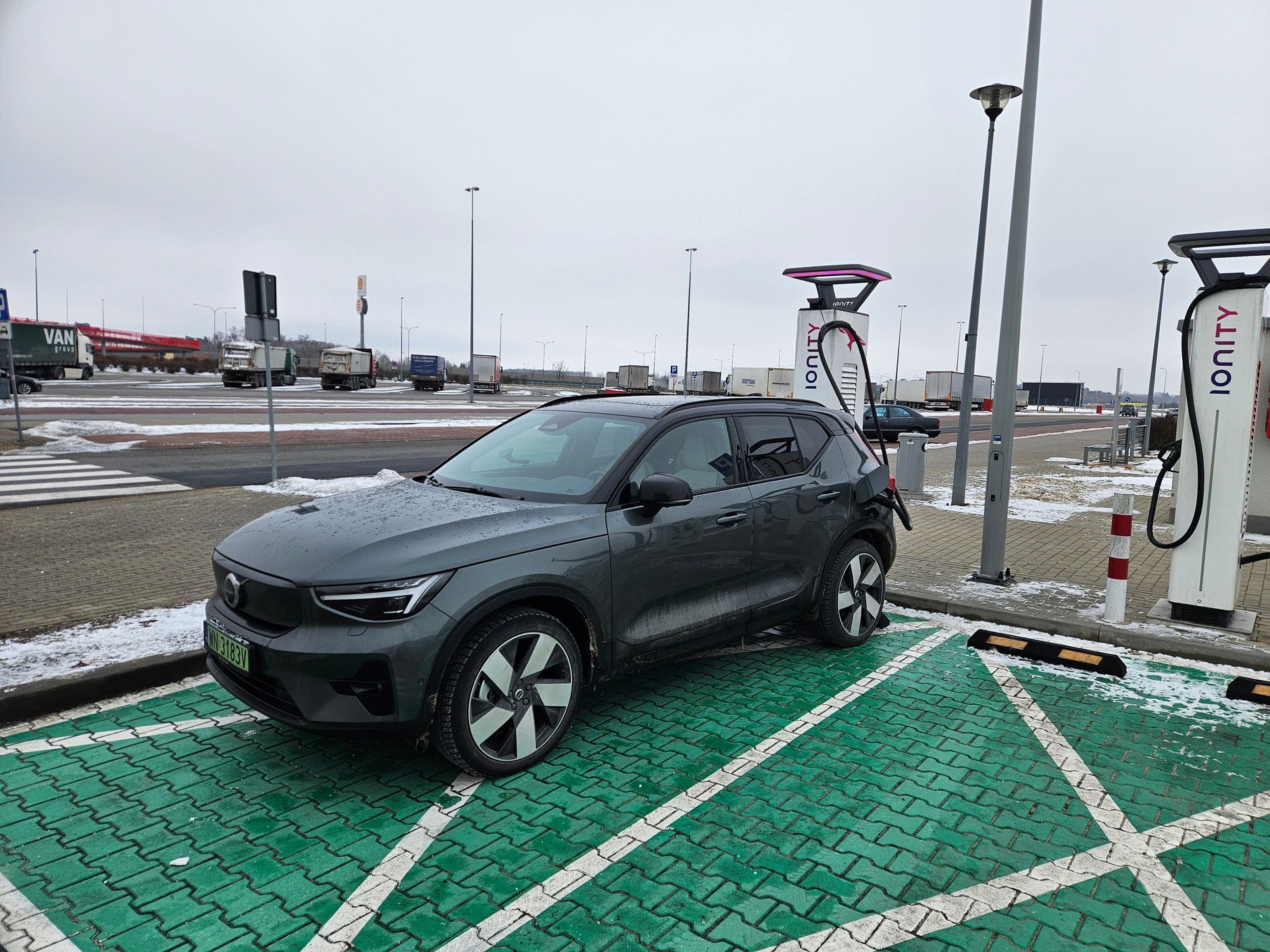 Mimo rozgrzanego akumulatora i nominalnie mocnej ładowarki, pierwszy postój trwał dłużej niż przewidywał plan. 