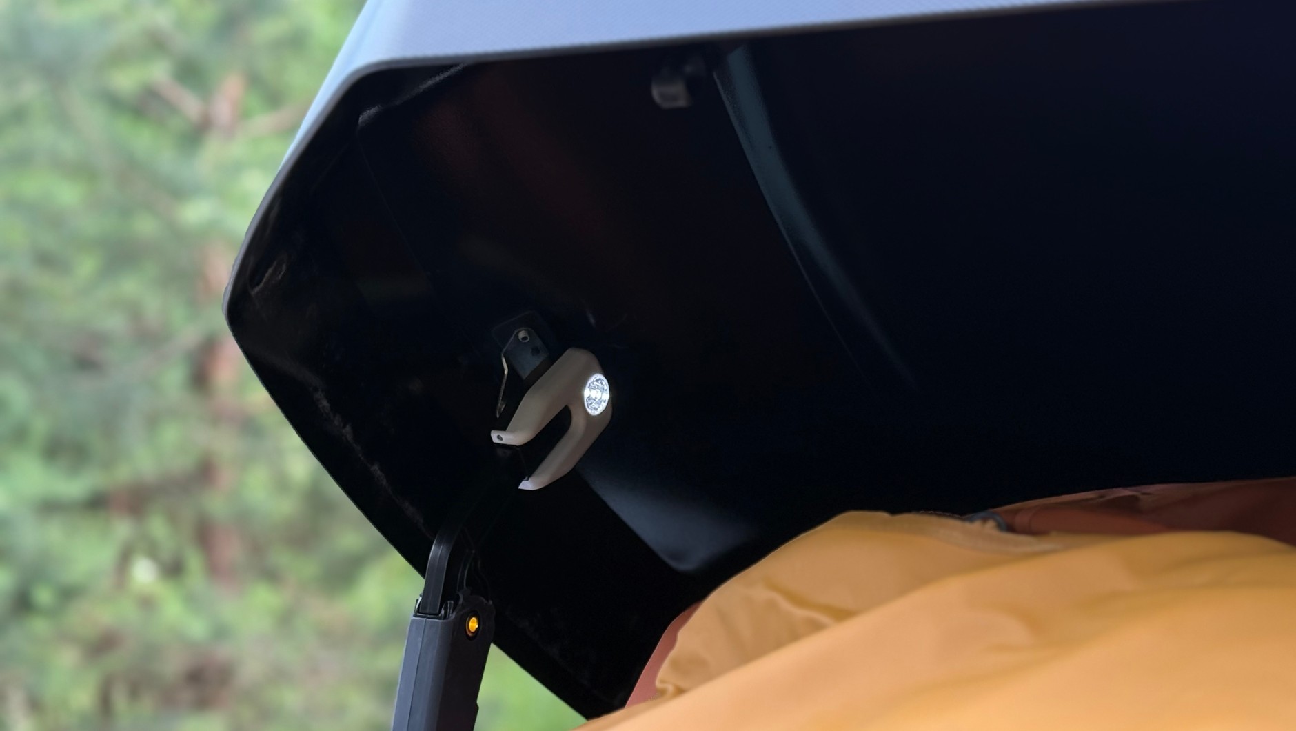 Thule Force 3 nie ma "pluszowego" wnętrza i wbudowanych lampek, ale jeśli chodzi o lampki, to można sobie założyć akcesoryjne, włączające się automatycznie po otwarciu wieka