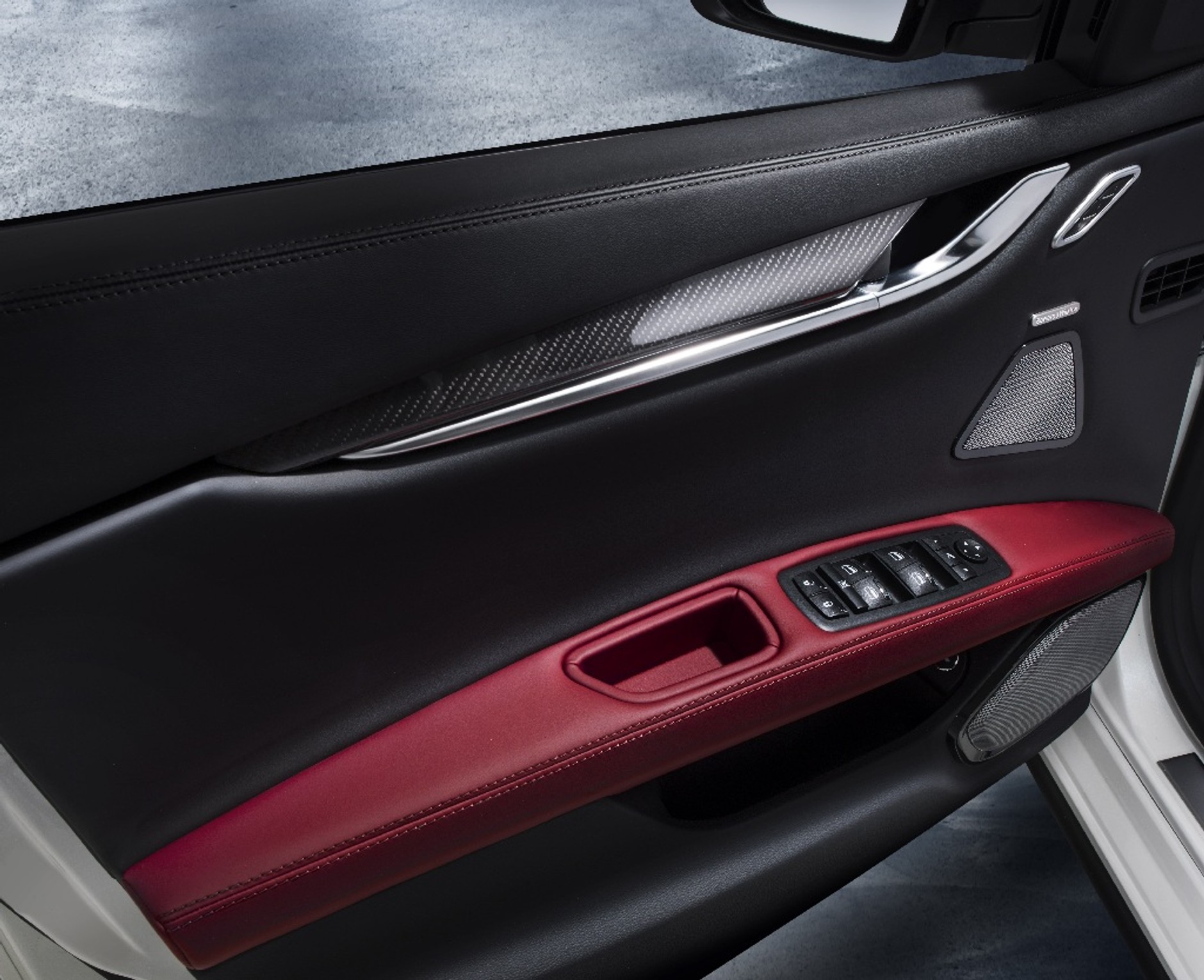 Z przodu kabiny Maserati zastosowano zestaw trójdrożny Bowers &amp; Wilkins.