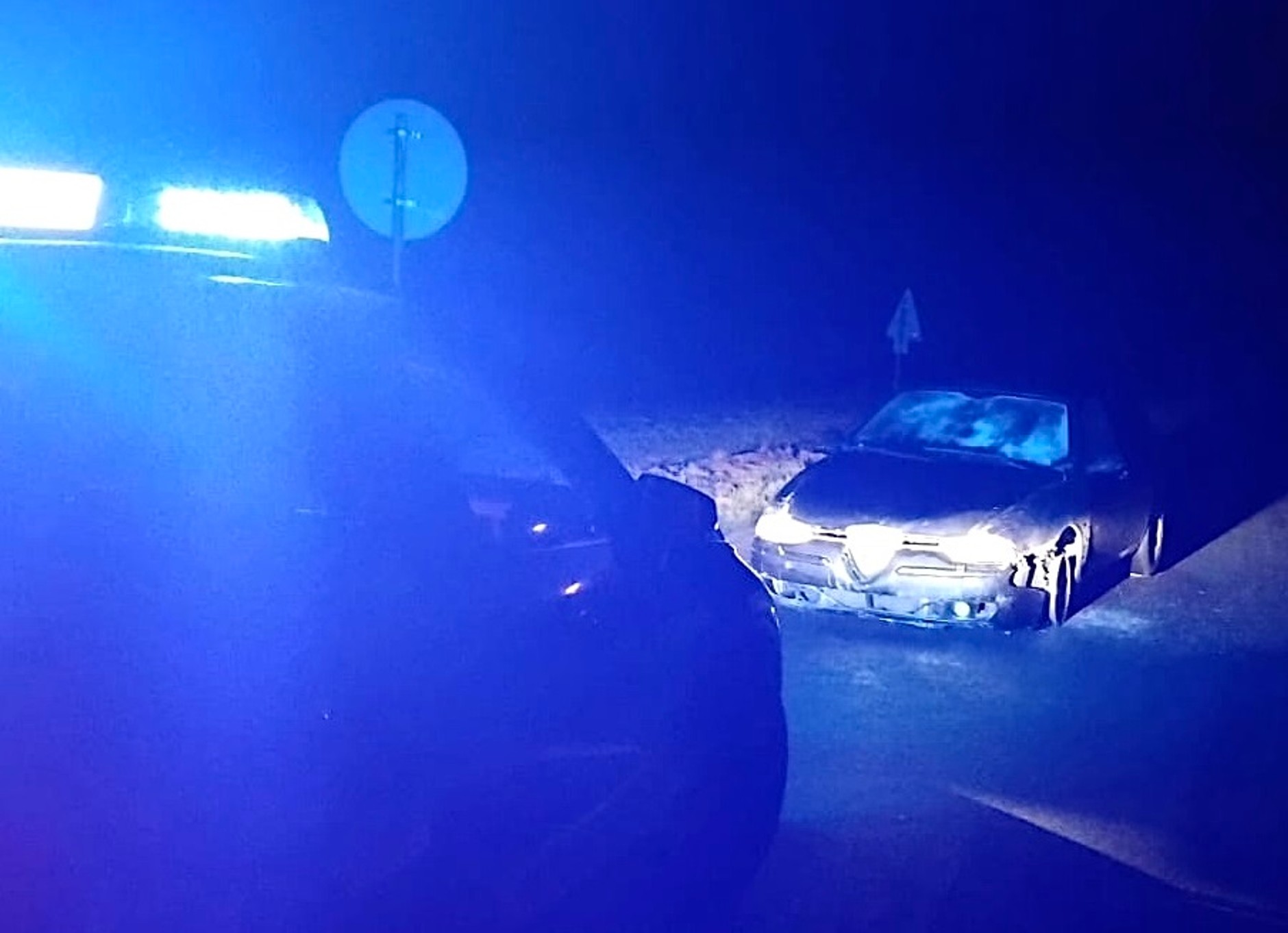 Jechali pijani na samych felgach i uderzyli w słup