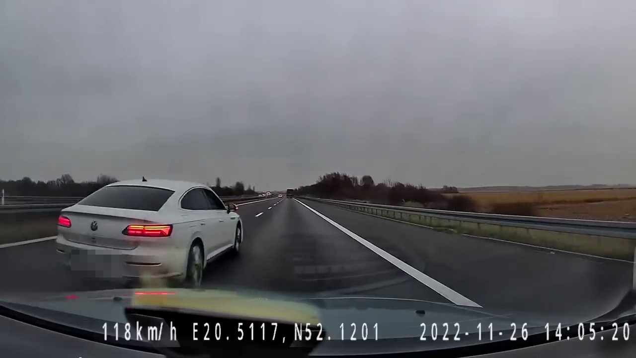 Nie spodobał mu się ten manewr. Drogowy "bandyta" na A2