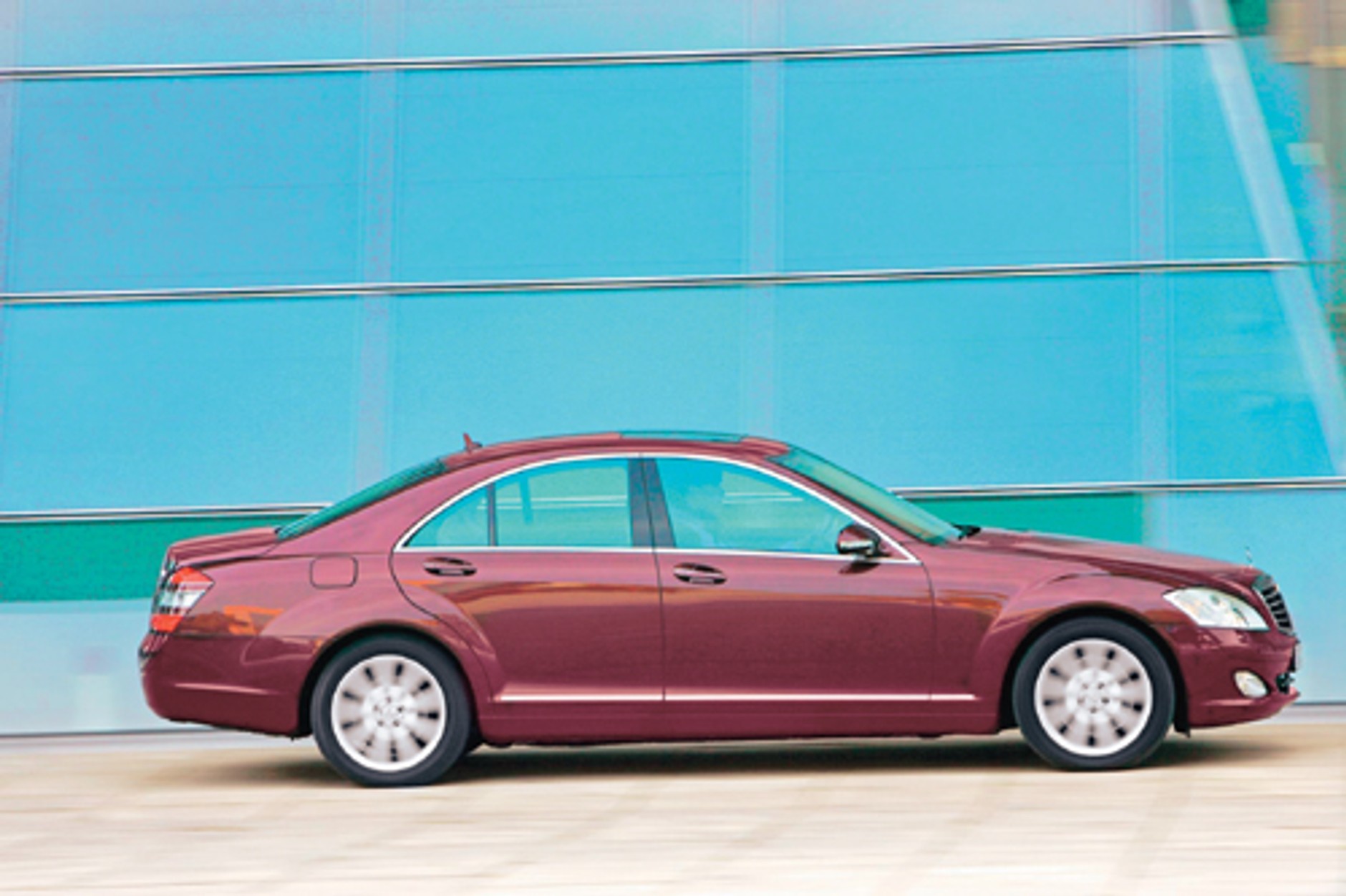 Audi A8, Mercedes klasy S, BMW 7 kontra Lexus LS 600h - Z widokiem na sukces