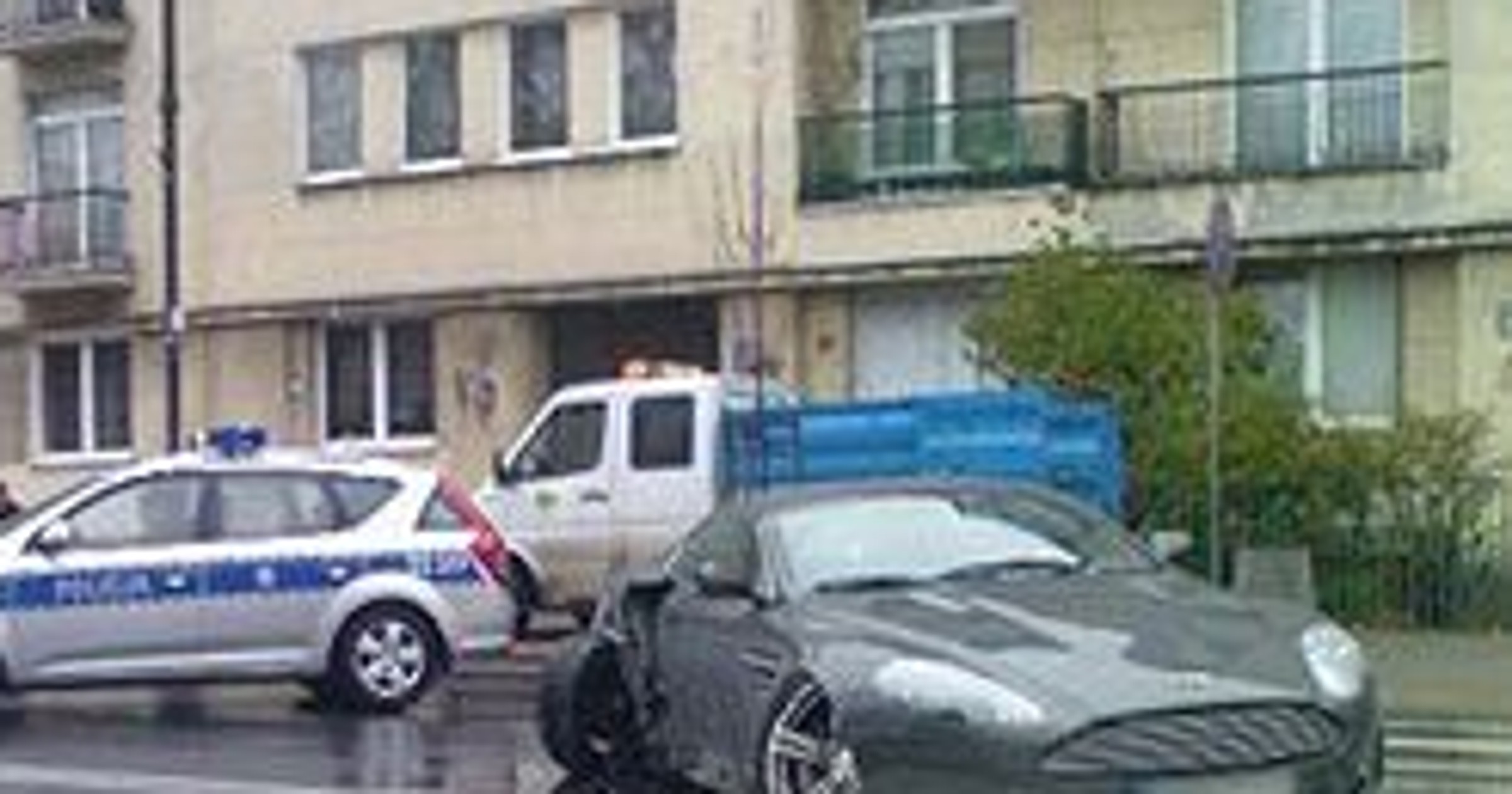 Aston Martin ściął drzewo w Warszawie