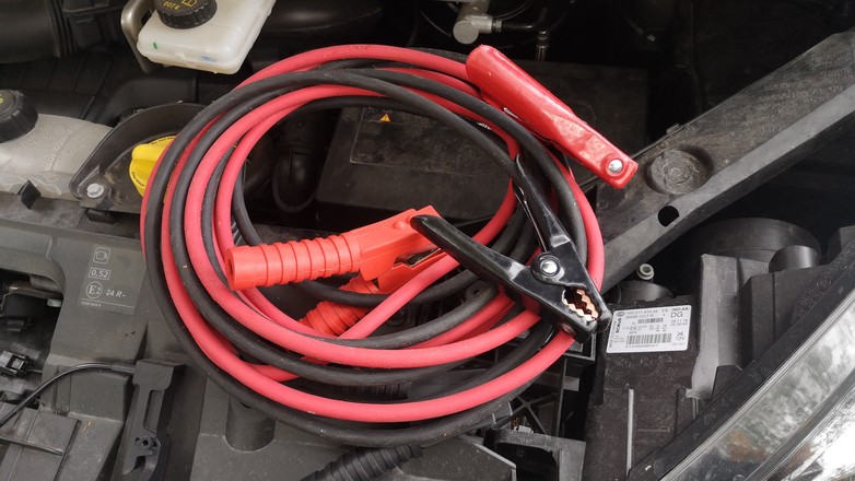 Dobre kable rozruchowe mają w sobie dużo miedzi i są... ciężkie!