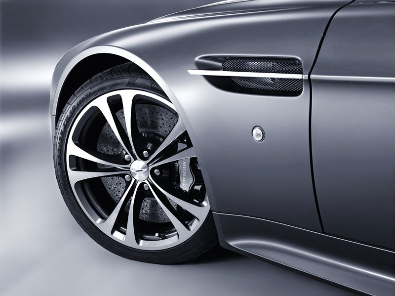 Genewa 2009: Aston Martin V12 Vantage – większy silnik dla małego Astona