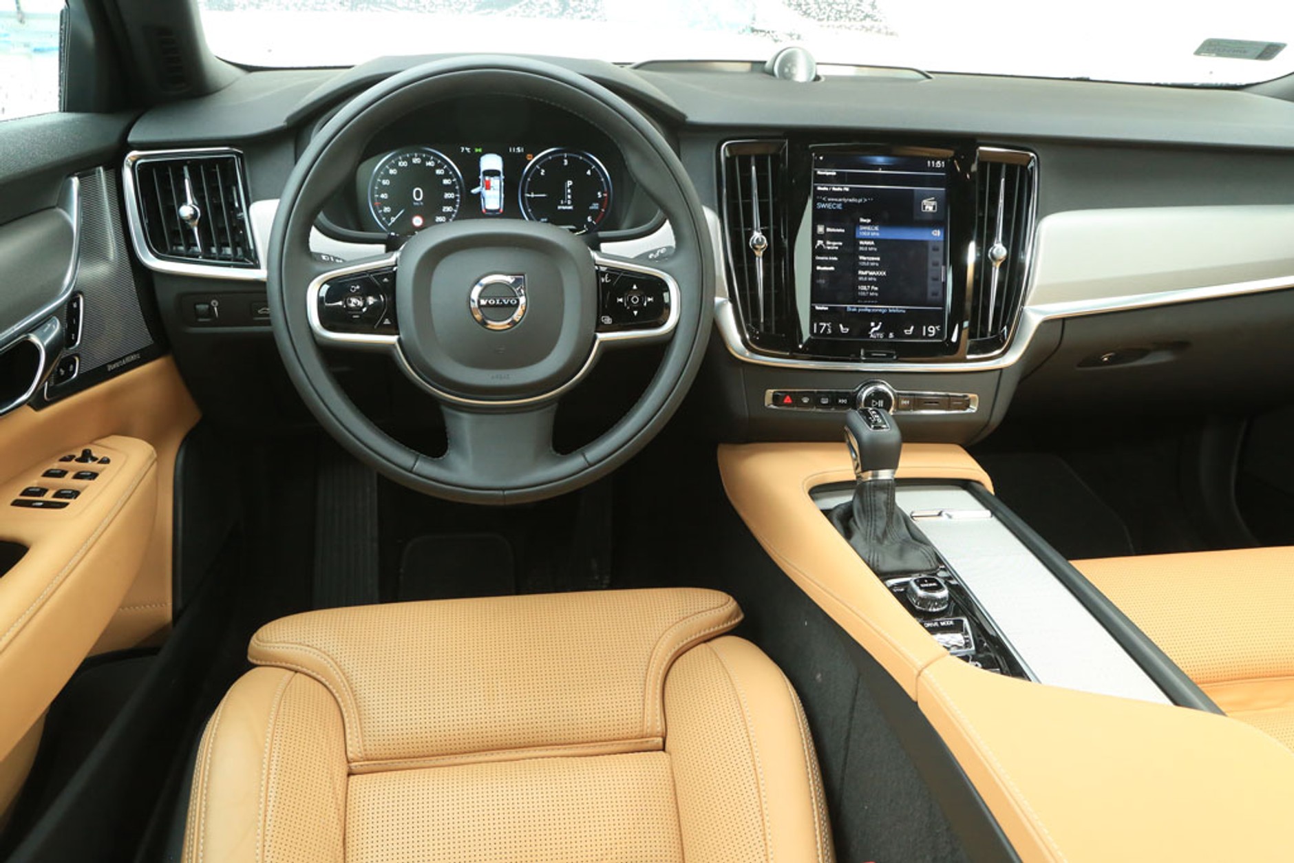 Volvo V90 Cross Country kontra Mercedes All-Terrain - który jest lepszy na każdą drogę?