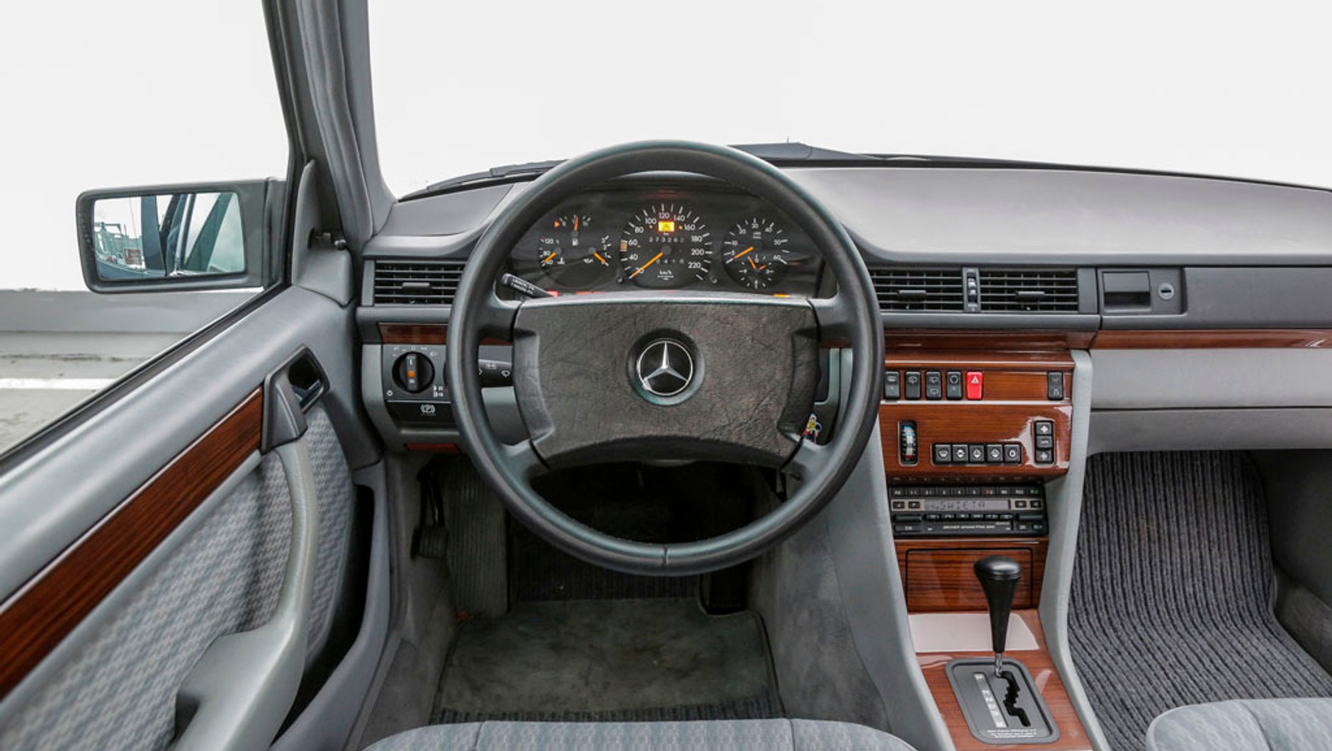 Mercedes S124 kontra Volvo 740 kombi - który klasyk będzie lepszy na co dzień