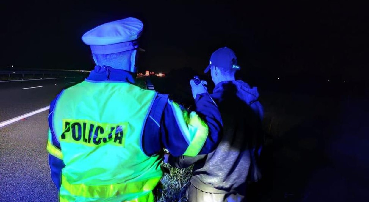 Jechał rowerem po autostradzie. Winę "zwalił" na nawigację